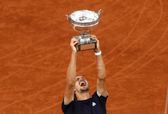 Zverev sufre para romper su maleficio con los 'grandes' y se consagra en Roland Garros