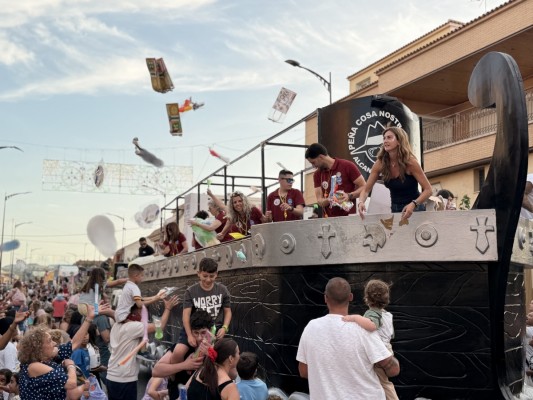 El desfile con el reparto de más de cien mil regalos y la quema de 'Loqui' ponen fin a las fiestas patronales de Archena