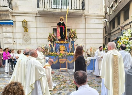 Así celebró Cartagena la Solemnidad del Corpus Christi: altares y flores, niños de primera comunión y devoción en las calles