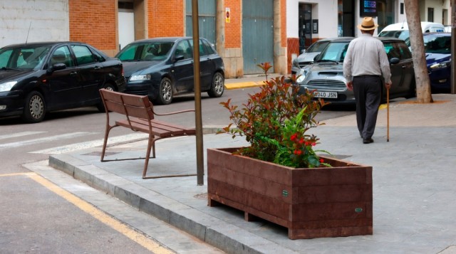 Onda culmina la renovación de la calle Monseñor Fernando Ferris con nuevo mobiliario y zonas verdes