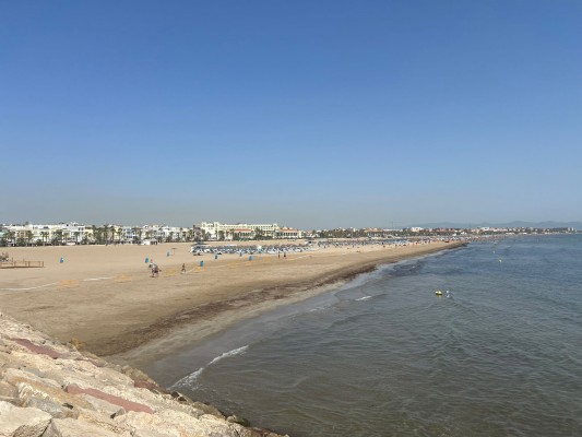 Reabierta al baño la playa del Cabanyal tras comprobar que el agua está 