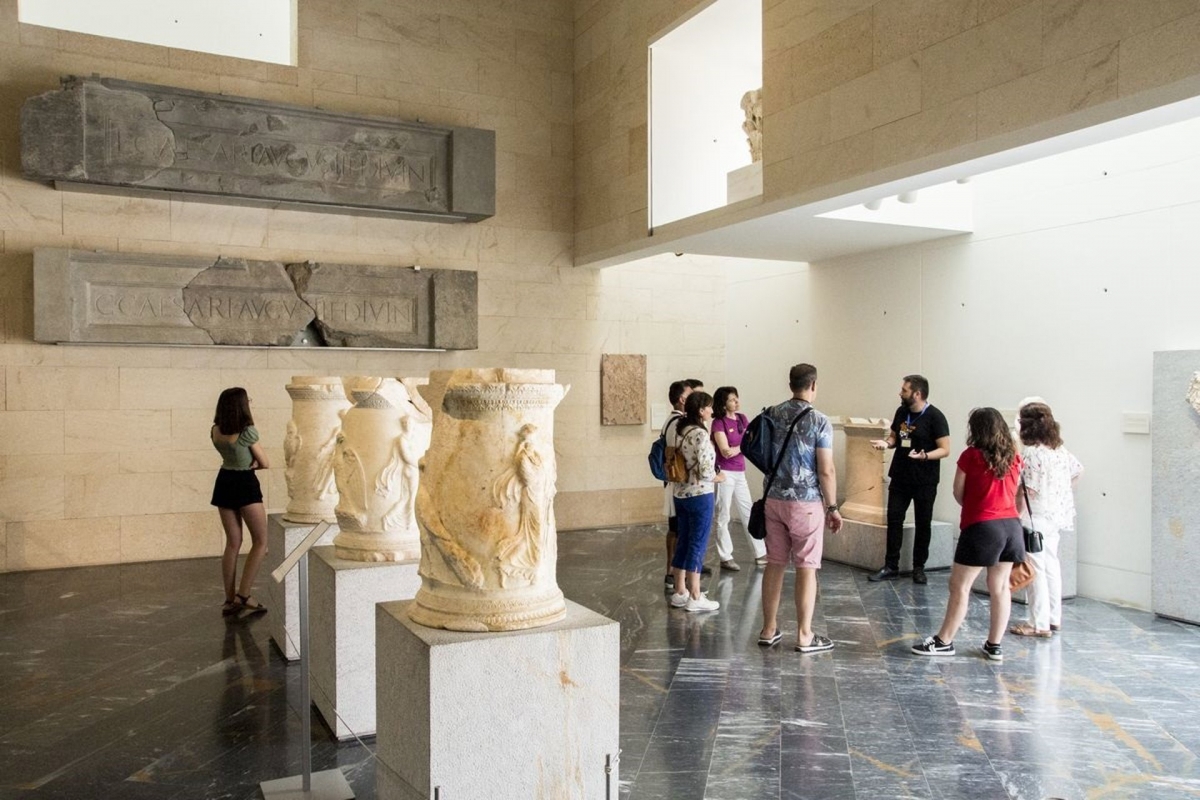 Los turistas sacan la tarjeta en la Región de Murcia y suben el gasto un 10% al comienzo del año