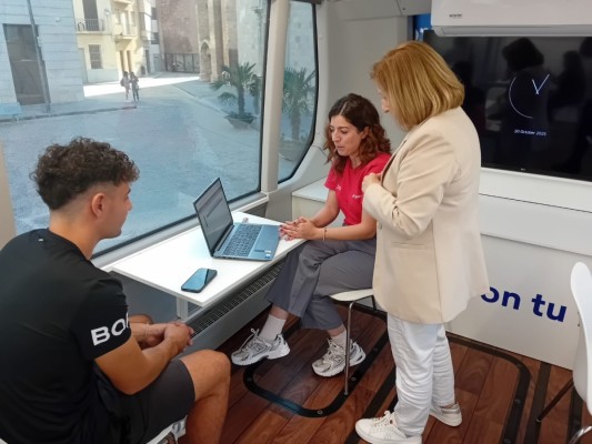 Burriana acoge el autobús de Labora: atiende a 46 personas en orientación laboral y servicios de empleo