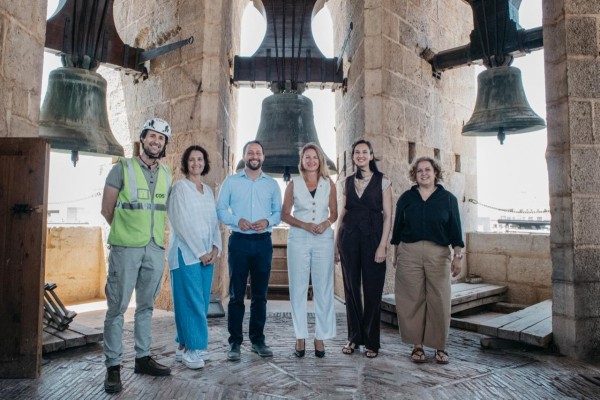 Castelló culmina la mejora en la seguridad del Fadrí: estrena pasamanos iluminado en la escalera interior