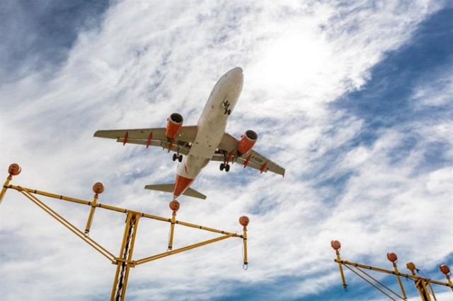 Las aerolíneas europeas se tiñen de rojo en Bolsa ante el riesgo para sus beneficios y el alza de combustible
