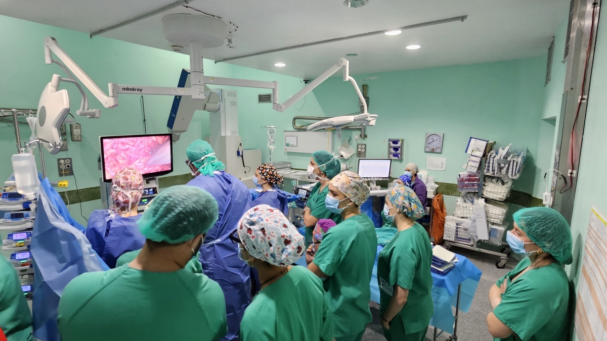El Hospital de Elche aplica una técnica pionera para hernias paraestomales complejas
