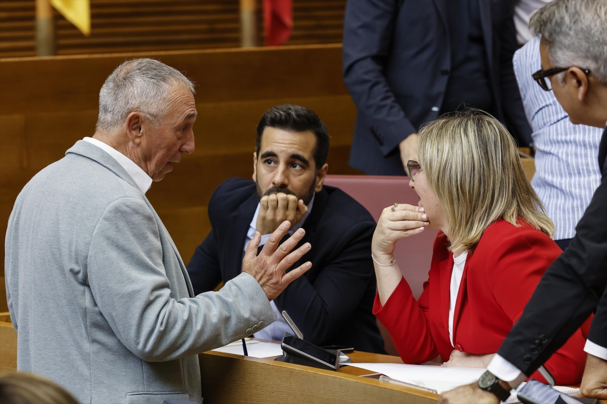 Baldoví (Compromís) junto a los socialistas José Muñoz y María José Salvador.