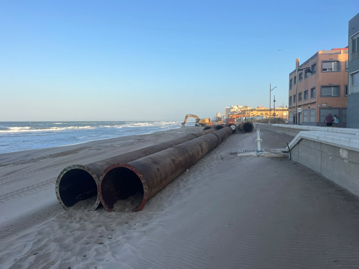 Las tuberías de grandes dimensiones y maquinaria en las playas de Sueca. - Foto: VP Las tuberías de grandes dimensiones y maquinaria en las playas de Sueca.