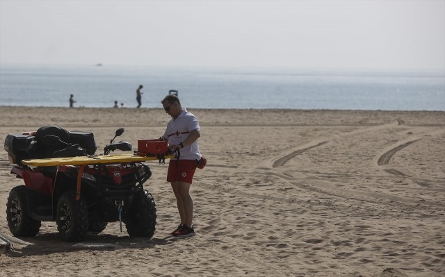 Cerrada al baño la playa del Cabanyal tras detectar una mancha de algas en la orilla