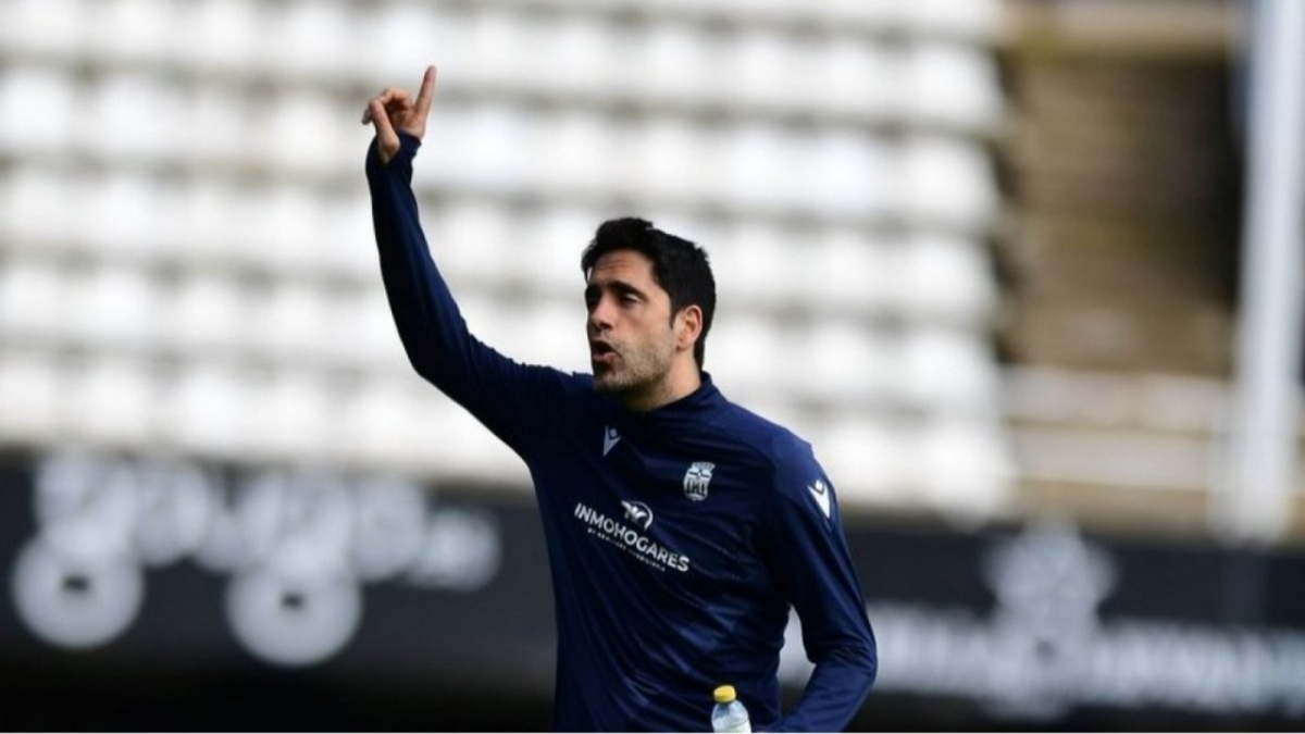El vitoriano Íñigo Vélez seguirá entrenando al Efesé en Primera RFEF
