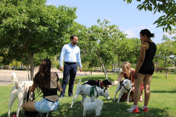 Castelló abre la nueva zona de esparcimiento canino junto al Palau de la Festa con zona verde y fuentes