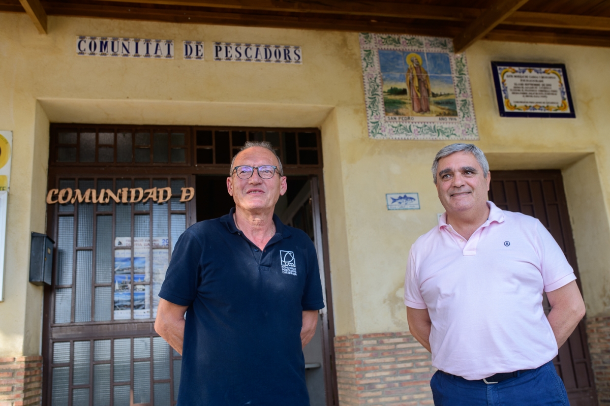 Miguel Raga y José Romeu, en la sede de la Comunidad de Pescadores de Catarroja. - Foto: KIKE TABERNER Miguel Raga y José Romeu, en la sede de la Comunidad de Pescadores de Catarroja.