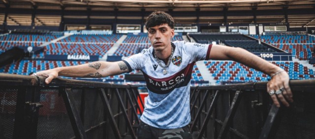El Levante UD desvela su tercera equipación de estilo urbano y toque minecraft

