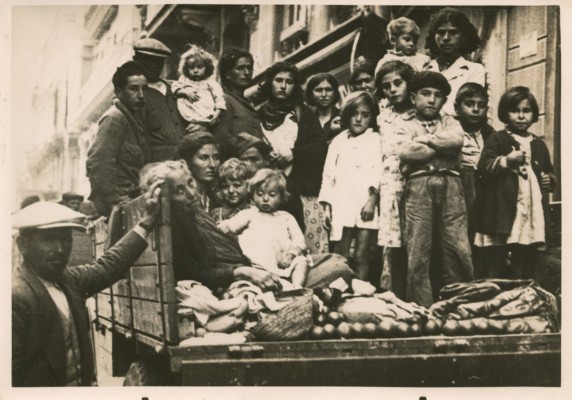 La UA exhibe por primera vez un valioso fondo fotográfico inédito sobre la Guerra Civil
