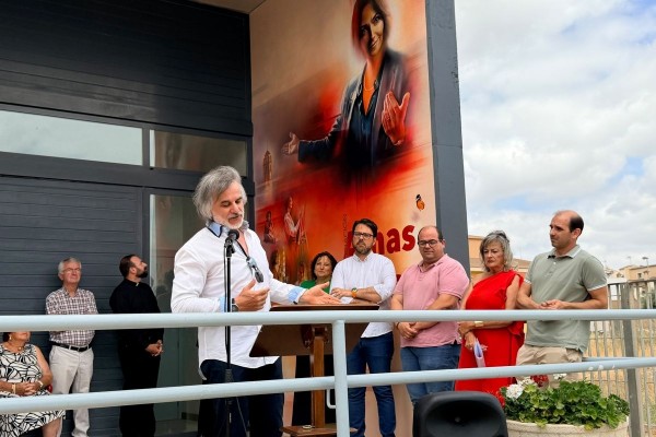 El artista Pérez Casanova firma el mural del local de las Amas de Casa en la pedanía cartagenera de La Palma