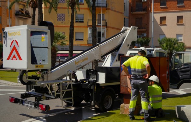 Burriana instala un nuevo cuadro de mando del alumbrado que integra tecnología y un diseño fotográfico