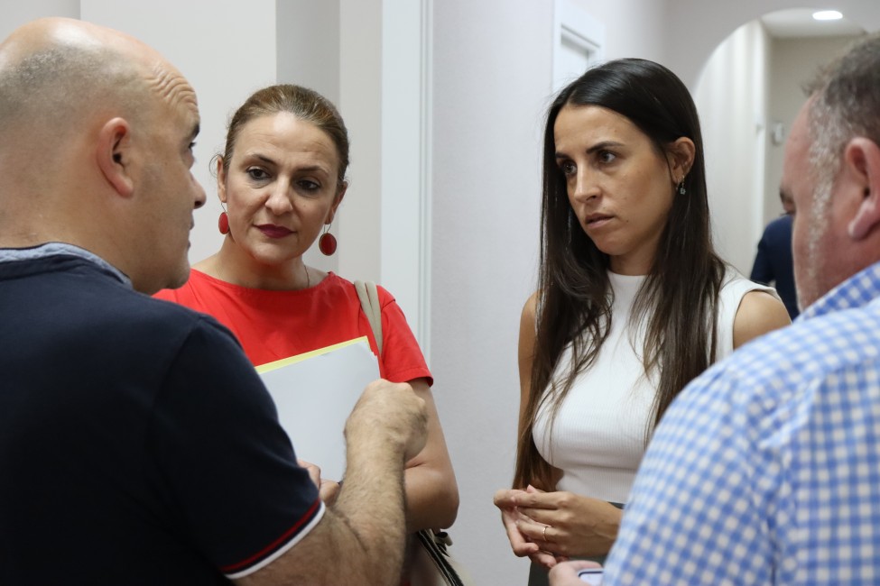 Ruth Usó, directora general de Salud Pública, y Lorenza Martínez, presidenta de la Federación de Caza de la Comunidad Valenciana. Foto: CAROL VICIANO - 