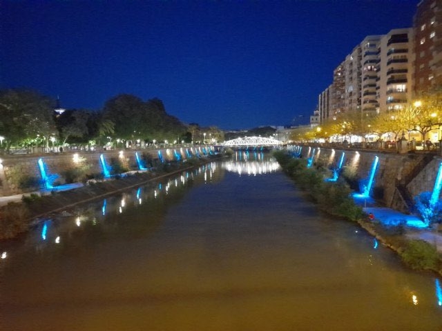 El cauce del Río Segura se tiñe de azul en Murcia para concienciar contra el alcoholismo