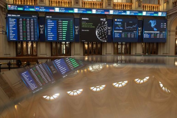 El Ibex 35 cede casi un 0,3% en la media sesión, pero retiene los 11.100 enteros
