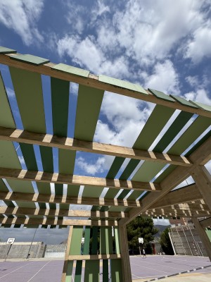El PSOE denuncia el deterioro de una pérgola en el CEIP Miguel Hernández y acusa al gobierno de Orihuela de 
