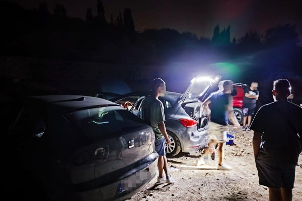 La Policía Local disuelve una fiesta ilegal  con cien jóvenes en una playa canina de Isla Plana