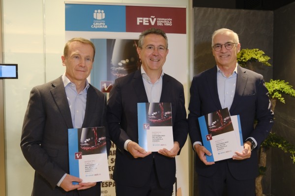 Cajamar reconoce que el sector del vino fija población, conserva el paisaje y contribuye a asegurar el futuro