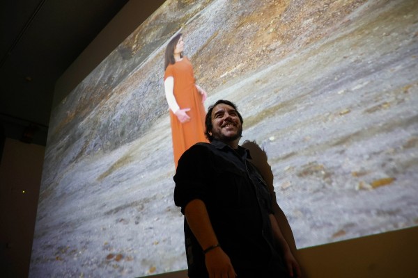 Fito Conesa lleva a cabo visitas guiadas por 'Caliu', su exposición en el Palacio Consistorial y antiguo CIM de Cartagena