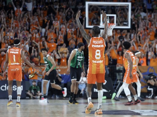 Valencia Basket resiste, fuerza la prórroga y 'tumba' a Joventut para sumar la primera victoria de las semifinales