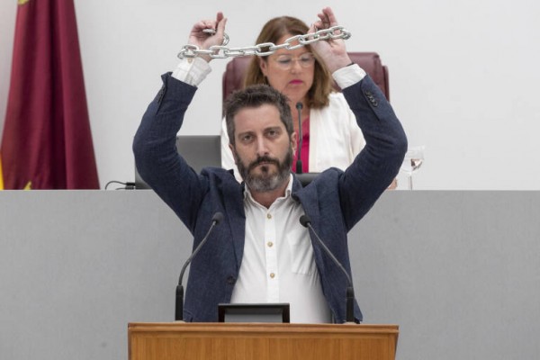 Más de 1.200 personas se vuelcan en 24 horas con Víctor Egío tras su sanción de empleo y sueldo