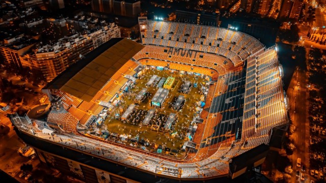 Mestalla recibe a más de 350.000 personas en 'The Champions Burger' 