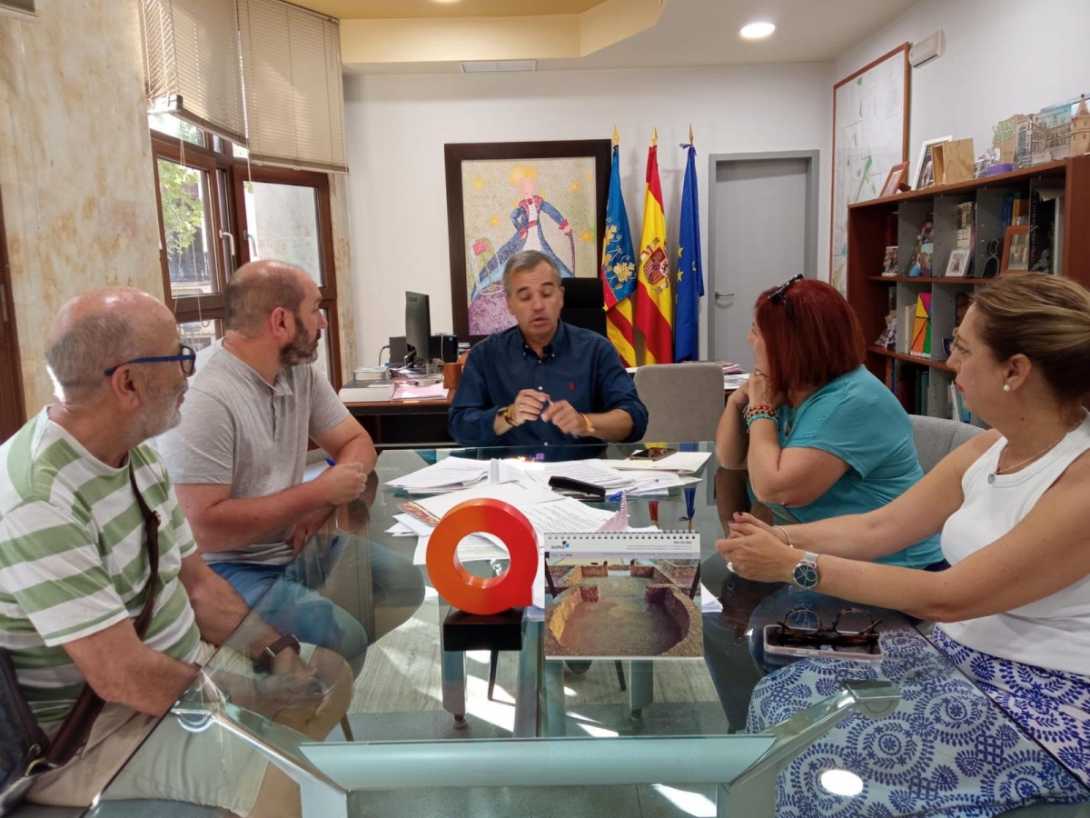 EU exige una Oficina de Vivienda en San Vicente tras conocer el éxito del modelo de Aspe
