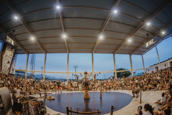 La acrobacia y experimentación escénica se expande del TEM a la plaza de la Virgen
