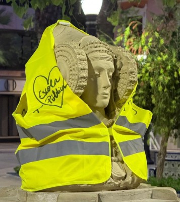 Elche amanece con algunas de sus estatuas con chalecos amarillos por la educación pública
