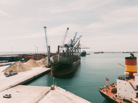 El tráfico en el puerto de Castelló se dispara un 20% en mayo: el petróleo y materias primas de la cerámica lideran el tránsito