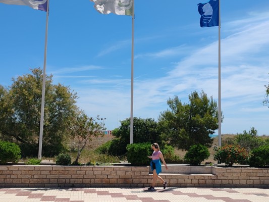 La playa de Canet suma un año más las bandera Azul y Qualitur, y la 'Q' de calidad
