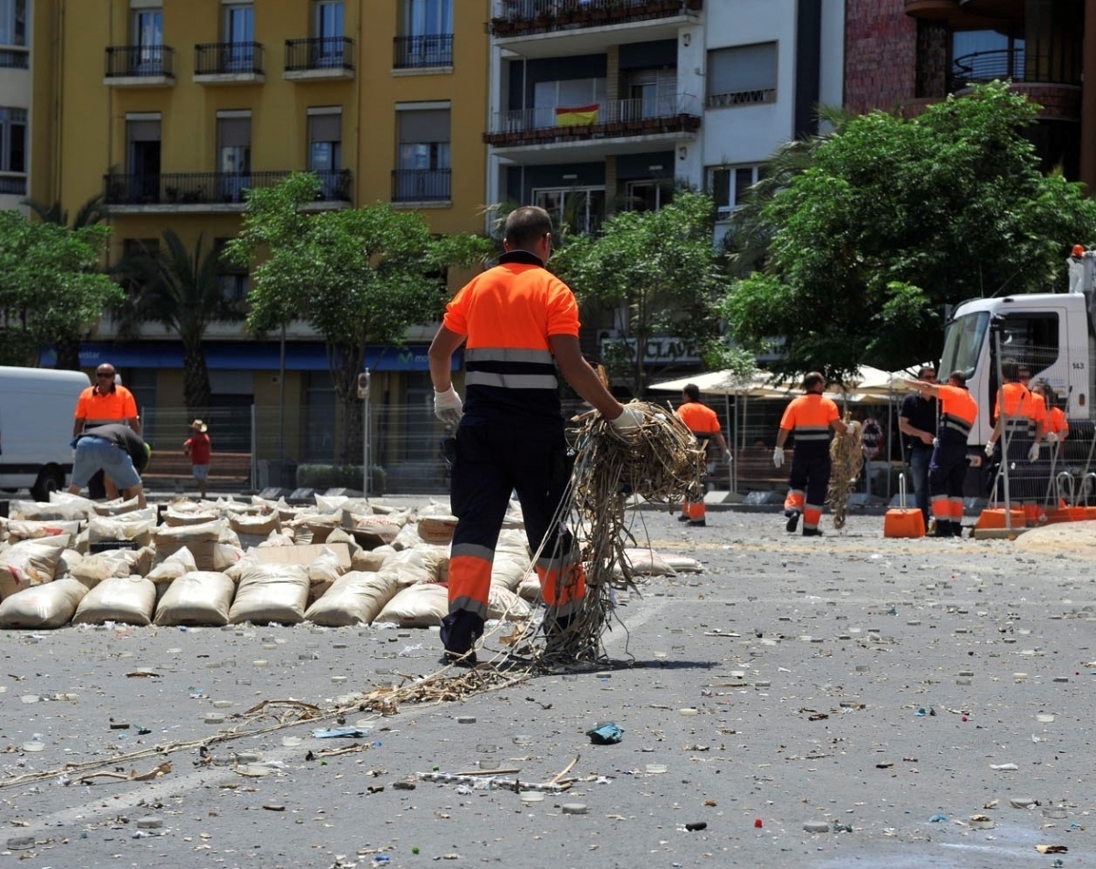 Las reivindicaciones laborales caldean les Fogueres con huelga en la limpieza viaria, el Tram y el TAM