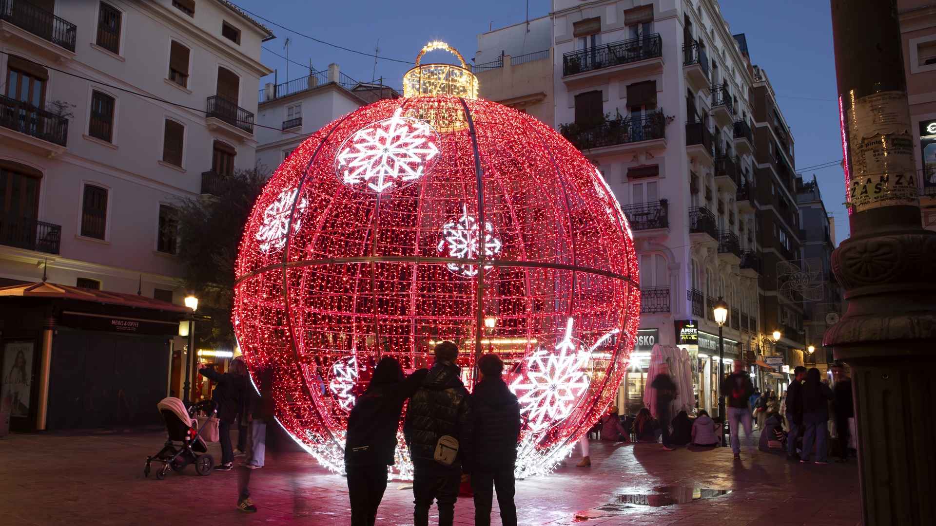 El Ayuntamiento de València triplica el presupuesto para iluminación de Navidad y refuerza la de Fallas