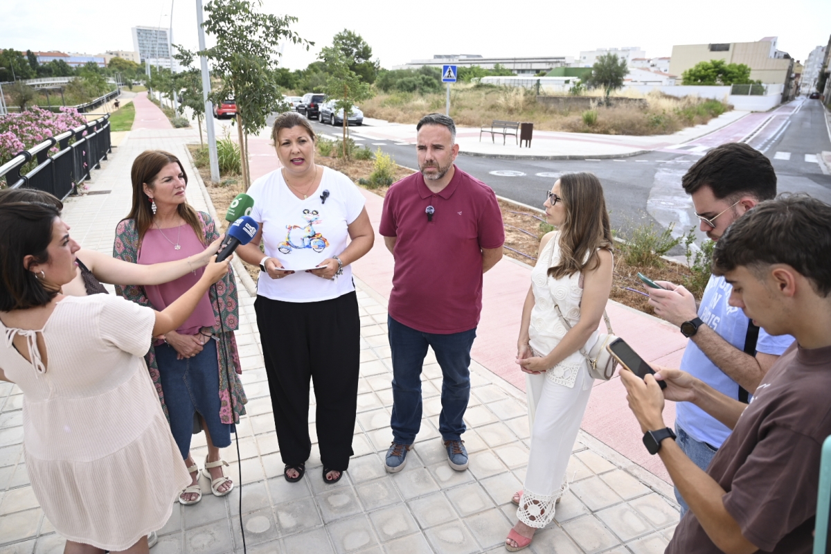 Los socialistas han celebrado la comparecencia de prensa junto al solar reservado para el futuro IES Crèmor. - Los socialistas han celebrado la comparecencia de prensa junto al solar reservado para el futuro IES Crèmor.