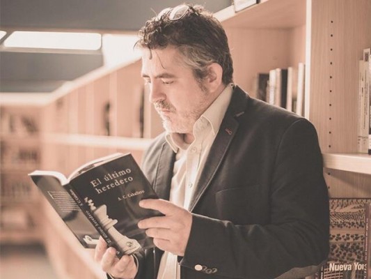 El espíritu de Philip Marlowe ya tiene nombre en Cartagena Negra: premio para Andrés Cortés por su novela 'La playa de cristal'