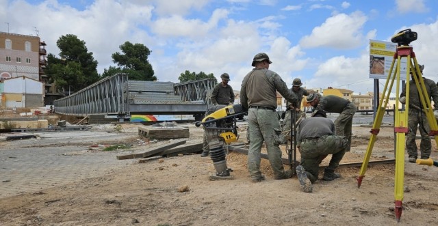 El Regimiento de Ingenieros desmonta el puente militar de Picanya que daba servicio a vecinos tras la Dana