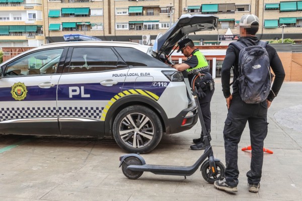 Elda retira tres patinetes eléctricos en los primeros controles de una campaña especial de vigilancia