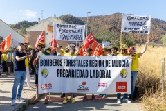 Los bomberos forestales llevan sus reivindicaciones a los pies del monte incendiado de El Valle