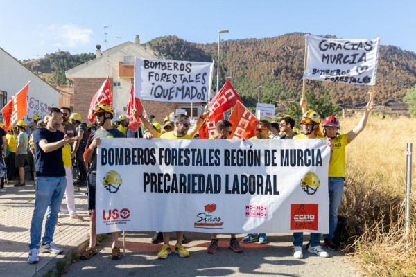 Los bomberos forestales llevan sus reivindicaciones a los pies del monte incendiado de El Valle