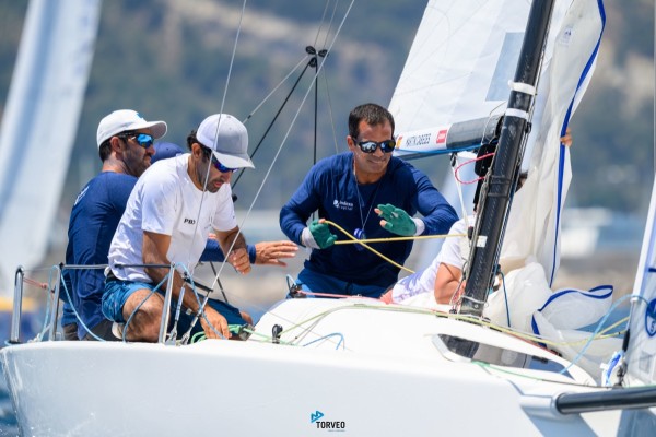 Diego Fructuoso y Juanma Barrionuevo ganan el Nacional de J70 con el BlackGarete gallego