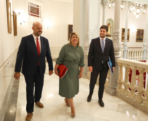 Arroyo reivindica la creación de vivienda y anuncia nuevas juntas vecinales en el debate del estado