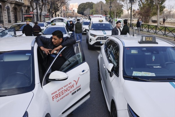 Las asociaciones del taxi protestarán el 17 de junio en Les Corts contra el decreto ley