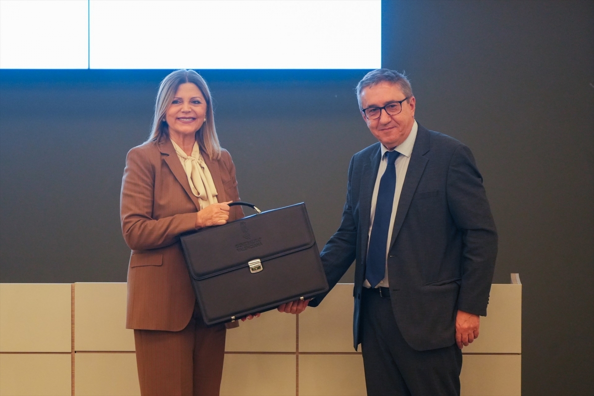 La consellera de Educación, Carmen Ortí, recibiendo la cartera de José Antonio Rovira.