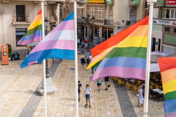 Denuncian amenazas de muerte a una pareja gay en Cartagena por exhibir una bandera arcoíris