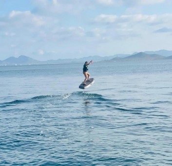 Cinco experiencias para descubrir el Mar Menor este verano desde tierra, mar y aire