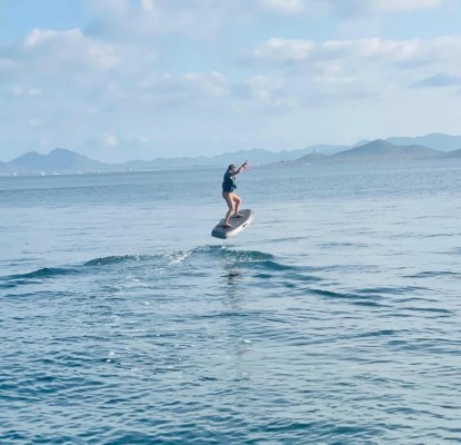 Cinco experiencias para descubrir el Mar Menor este verano desde tierra, mar y aire